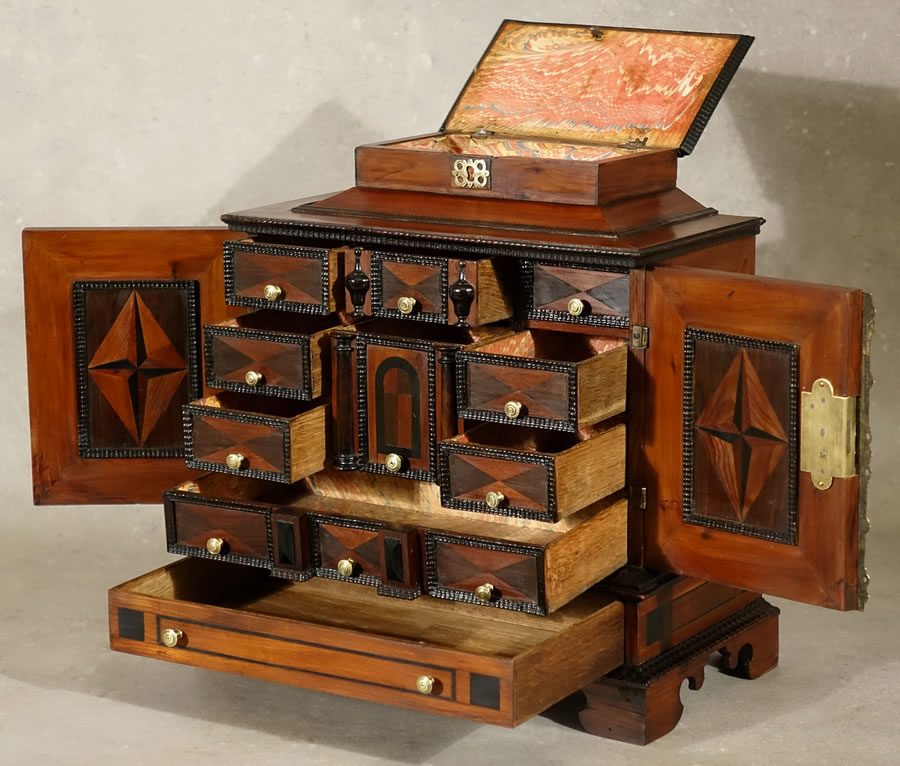 Small cabinet in yew tree Flanders 17th century